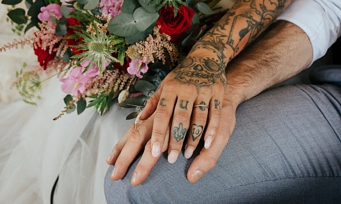Скрывать или демонстрировать татуировку в день свадьбы?