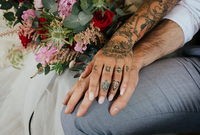 Скрывать или демонстрировать татуировку в день свадьбы?